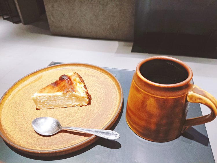 粕谷プロセスで精製されたスペシャルティコーヒー 003 友達 TOMODACHI 1000円。毎日店内で焼き上げるバスクチーズケーキ550円。