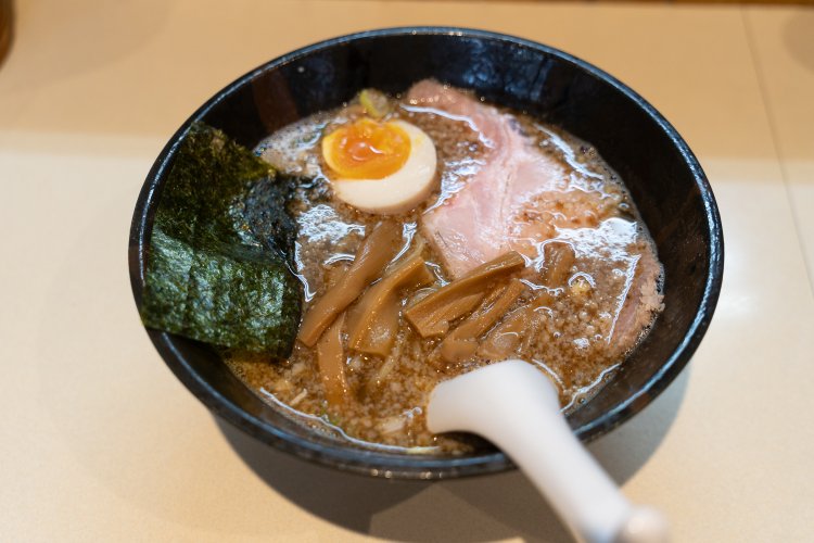 三刀流かさね味わい麺750円。玉子の黄身が絶妙にとろり。
