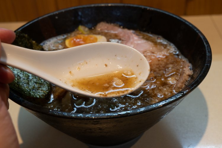 トリプルスープに魚粉、背脂と味にも香りにも奥行きが感じられる。