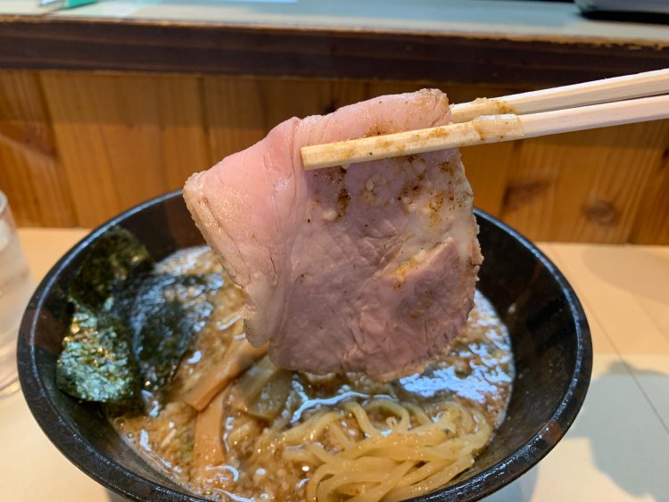 少し赤みが残るチャーシューは低温調理。柔らかさの中に、豚肉らしい味と食感あり。