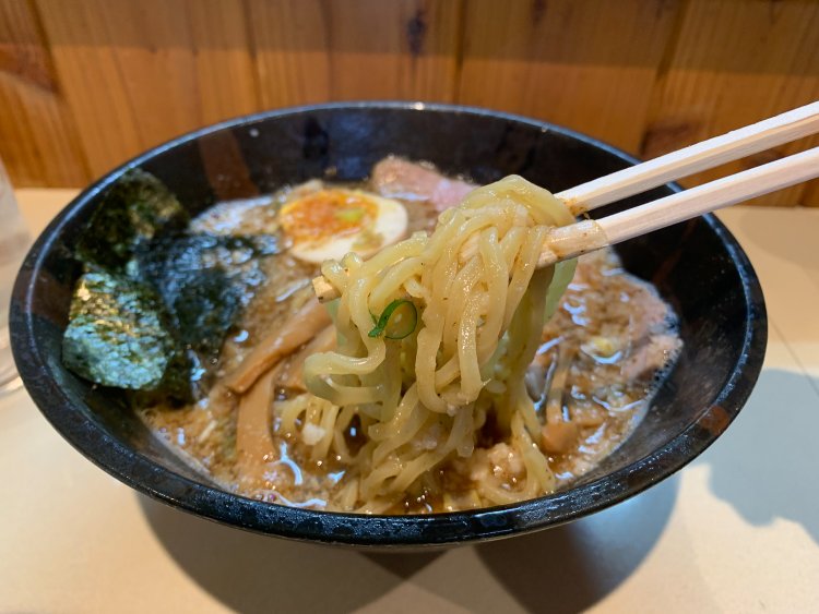 麺は最後までおいしいように中太縮れ。