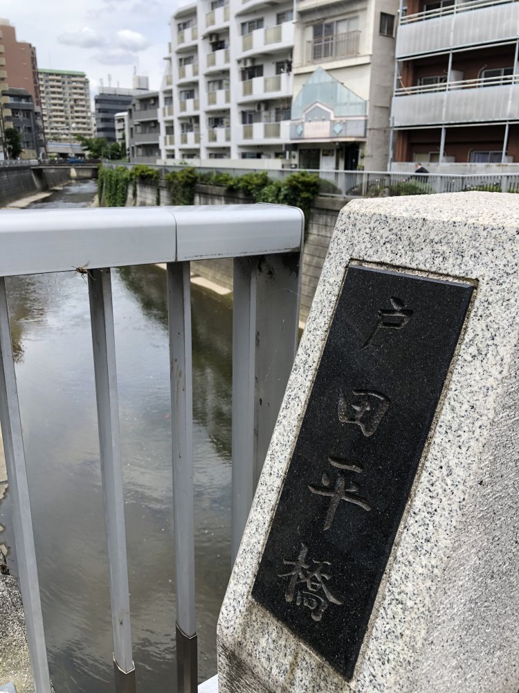 水も川畔の建物も……70年代頃と比べれば、かなり小奇麗になっている。