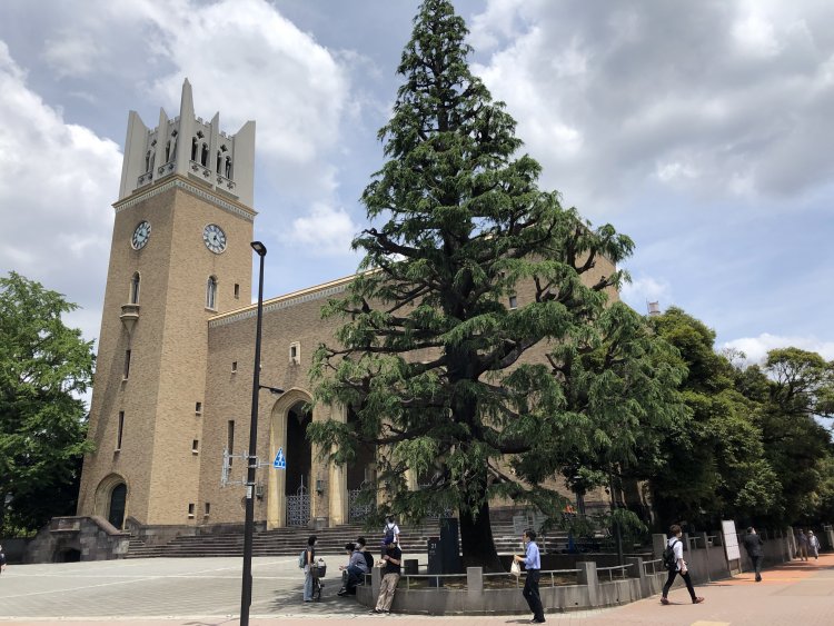 大隈講堂の完成は１９２７年。その５年後に 『紺碧の空』が歌われるようになった。