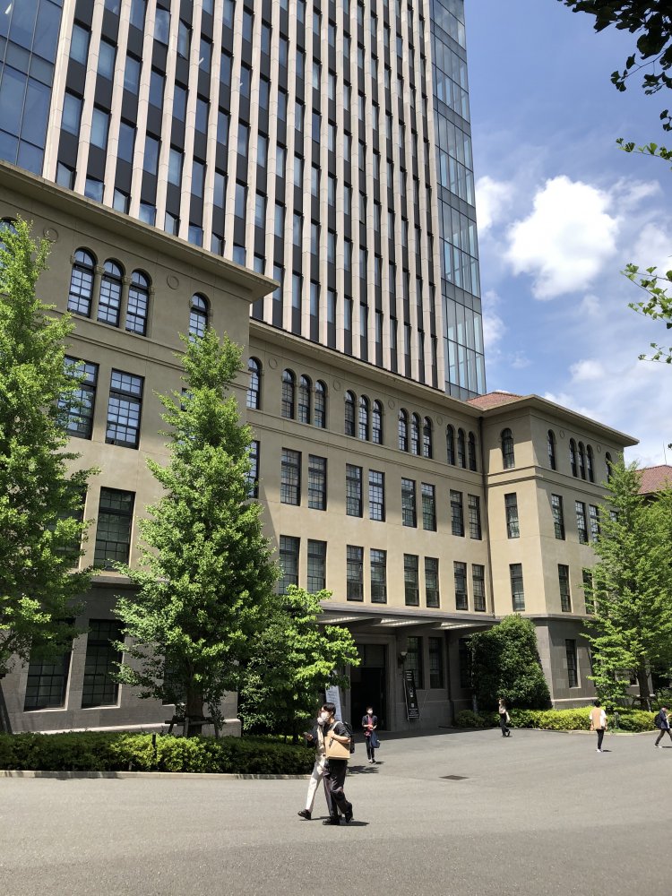 早稲田大学新３号館。低層階は１９３３年に 建てられた旧館の外観が再現されている。