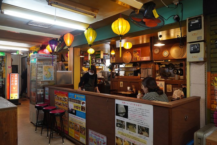 色とりどりの提灯が屋台ムードを醸し出す。