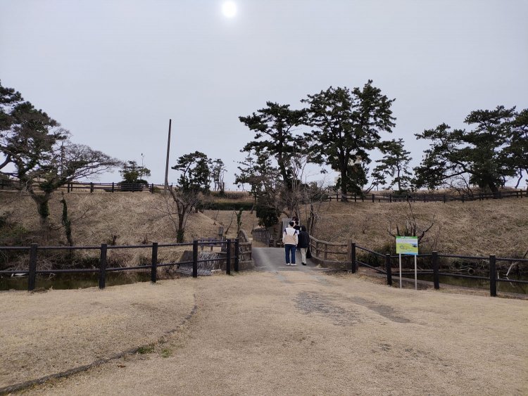 元洲堡塁砲台の入口。看板には砲台跡のことが記されている。やっぱり城に見える。