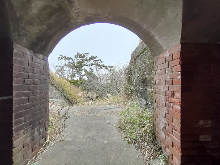 小部屋の中。スマホの広角機能で撮影したので広そうに見えるが天井は低く膝立ちでちょうどいい高さ。何かの資料か資材を置いていたのだろうか。