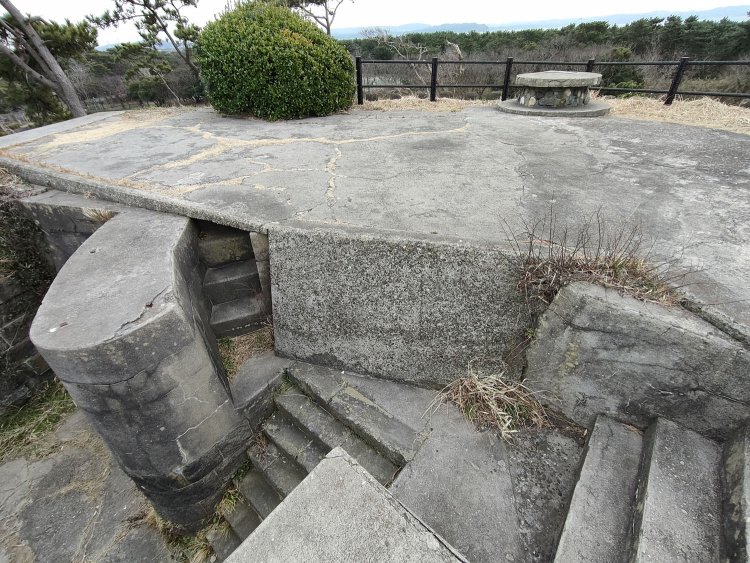 階段部を広角で。階段が三方向に分かれていて両側の階段の真ん中部分に観測室があったと思うとこの構造もなんとなく想像できる。