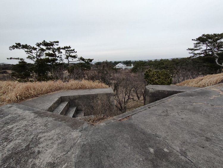 階段を上がって振り返る。どんな建屋が建っていたのだろうか。