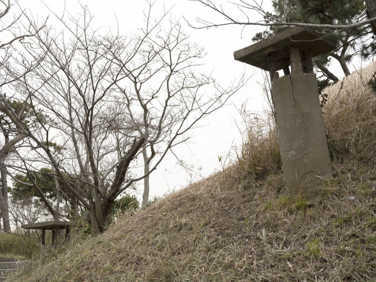 左翼観測室の左手には換気塔が二基残っていた。おそらくこの下にあった弾薬庫の換気塔だろう。