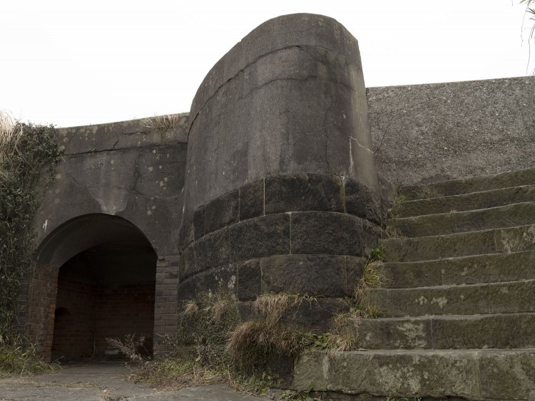 半円状の壁面と小部屋の入口がポッカリと口を開けている。入らねば……。