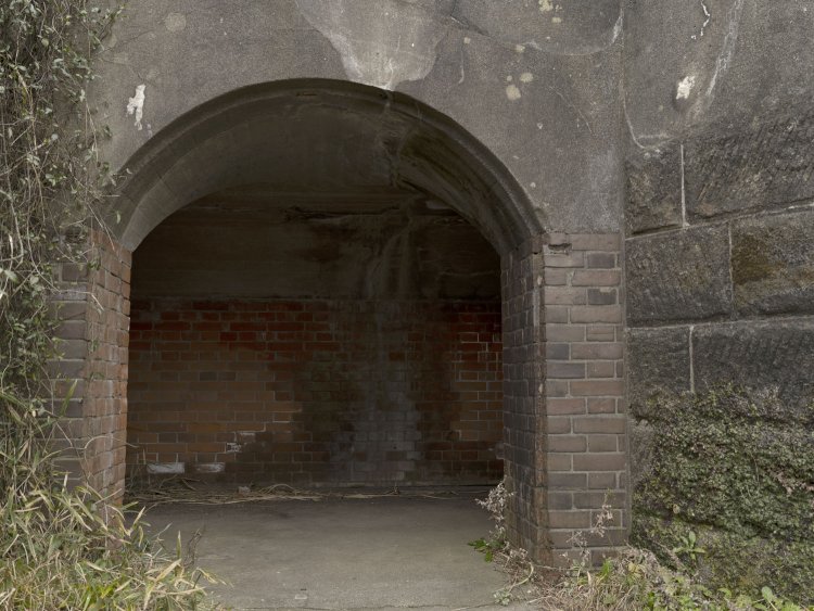 小部屋の入口部分。照明は無いものの真っ暗闇ではない。