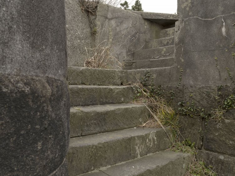 小部屋の右手にある階段を登ると……。