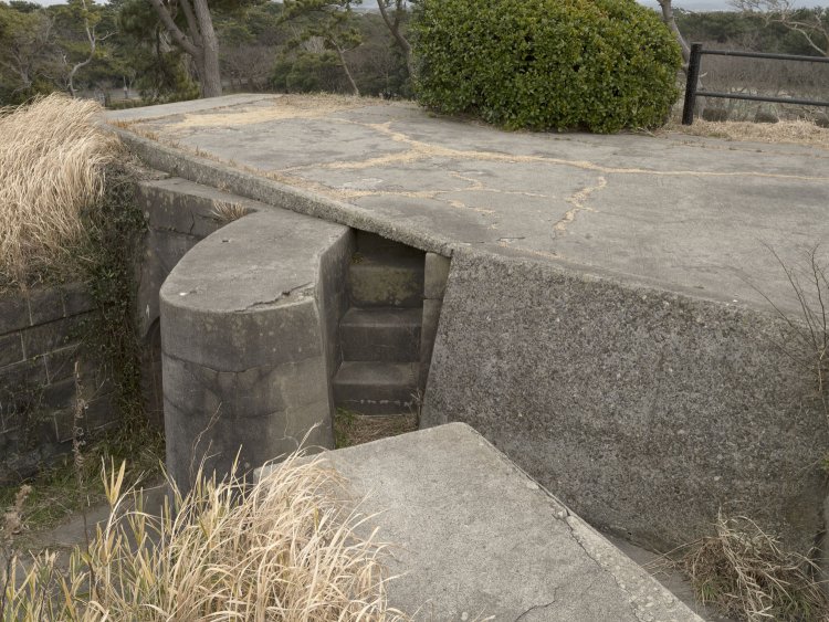 上から階段部分を望む。半円状の出っ張りも不自然だ。