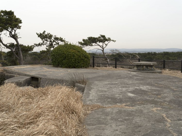 上に登ってみた。コンクリートで平坦な面となっているのを見ると後から整備された感が漂ってくる。右端の円形の構造物は戦後に造られた碑。