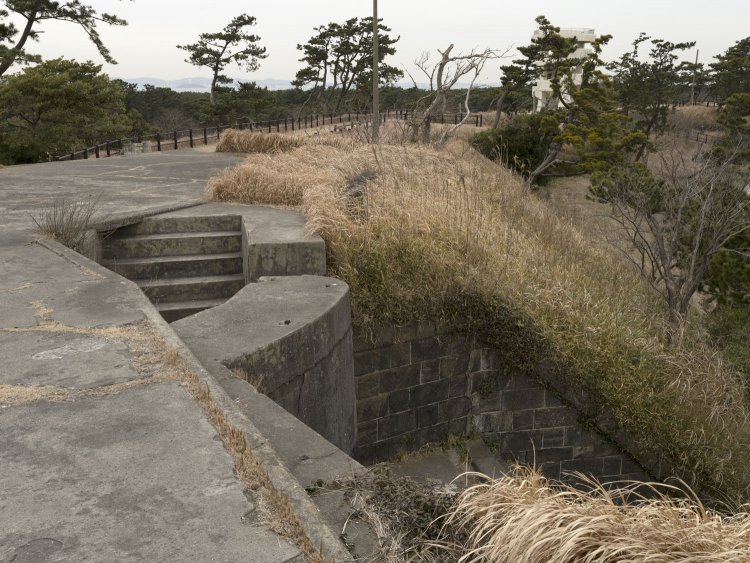 反対側から角度を変えて観察。石垣は竣工時のものだろう。コンクリートは明治末期から実用化されてきたので竣工後に改良されたのか。なおこの階段を上がると土塁の上に立ち展望台へ行ける。