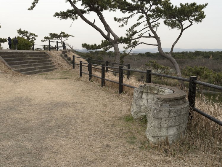 左翼観測室を上がった土塁の上部に残る観測所の構造物。大谷石(と思う)で組まれた半円状の石垣だ。