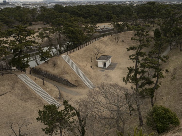 こちらは中心部と左翼側。先ほどの入口は写真左手の土塁が途切れた部分だ。現役時は数棟の建屋があって土塁で囲まれていたがこのように広場となっている。トイレがポツンとある。