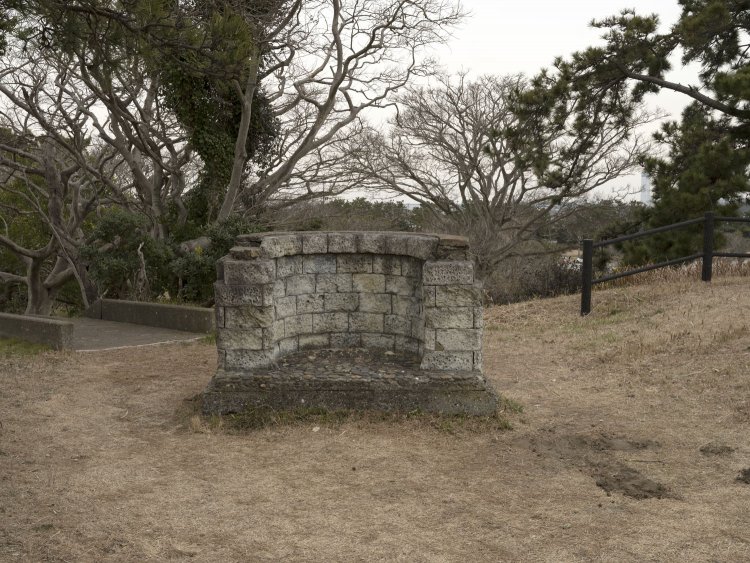 右翼側の観測所石垣。