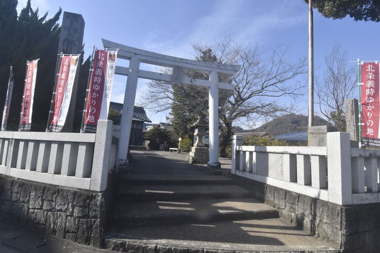 古い歴史を持つ豆塚神社。義時との縁も伝わる。