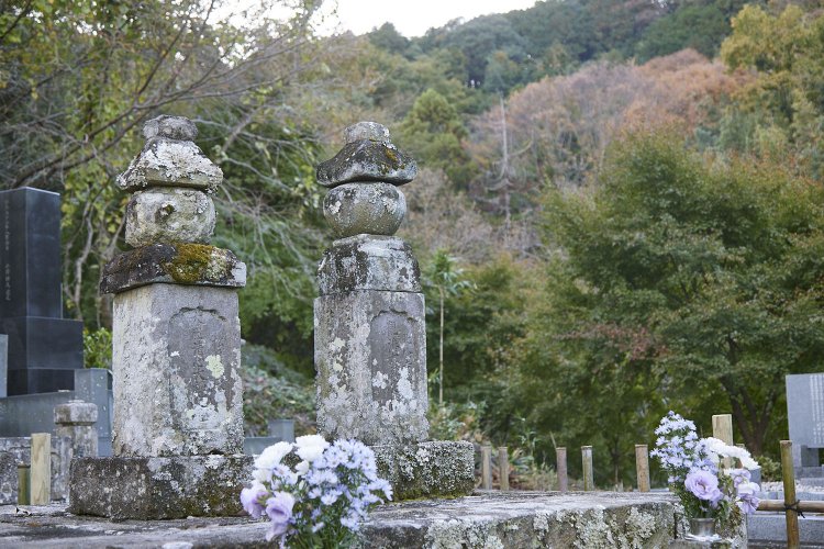 義時夫妻の墓。