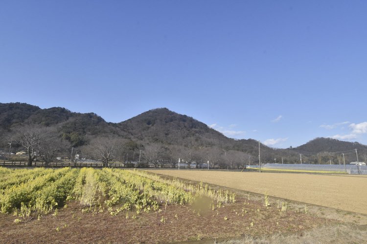 中央の山が日守山。その右が女坂、左が男坂。