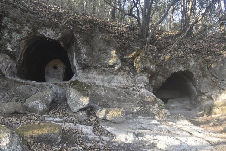 住宅の間にある北江間横穴群大師山入り口。ここから山道を５分ほど登ると横穴墓が現れる。