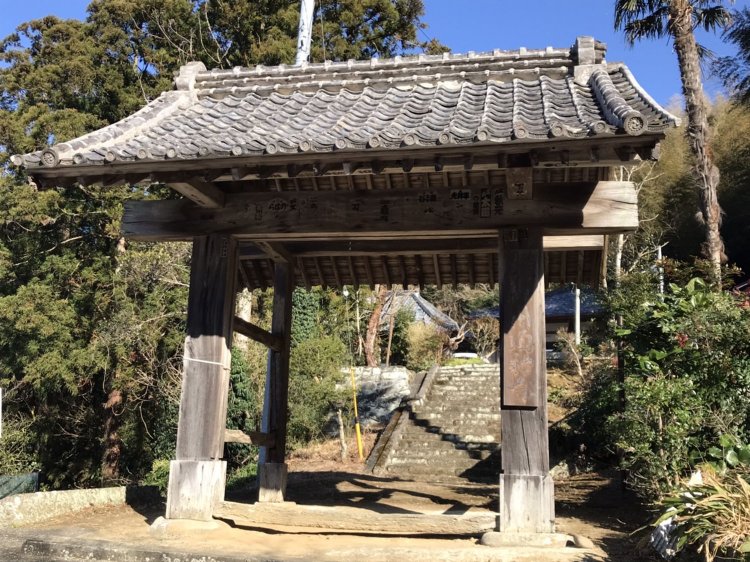 頼朝、文覚の木造が納められている松崎の円通寺。