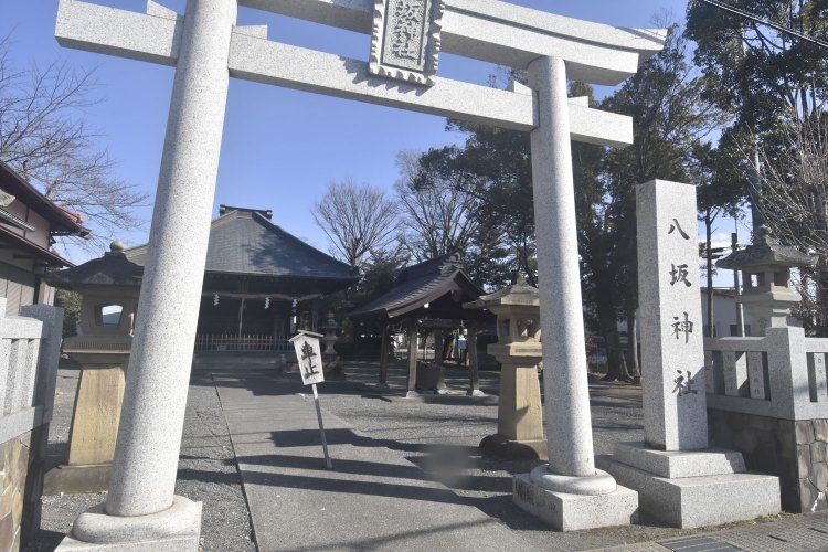 国道136号線沿いにある八坂神社。