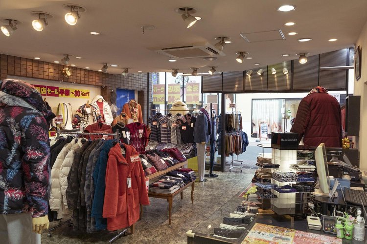 ハッピーロード大山商店街しなのや内観