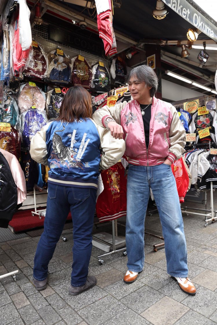「還暦をすぎてスカジャンデビューするおじさんもいますよ」と店長の桃太郎さん（右）。