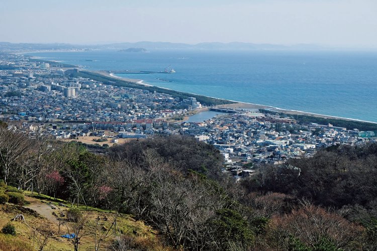湘南平から相模湾の眺望。江の島、三浦半島などがよく見える。