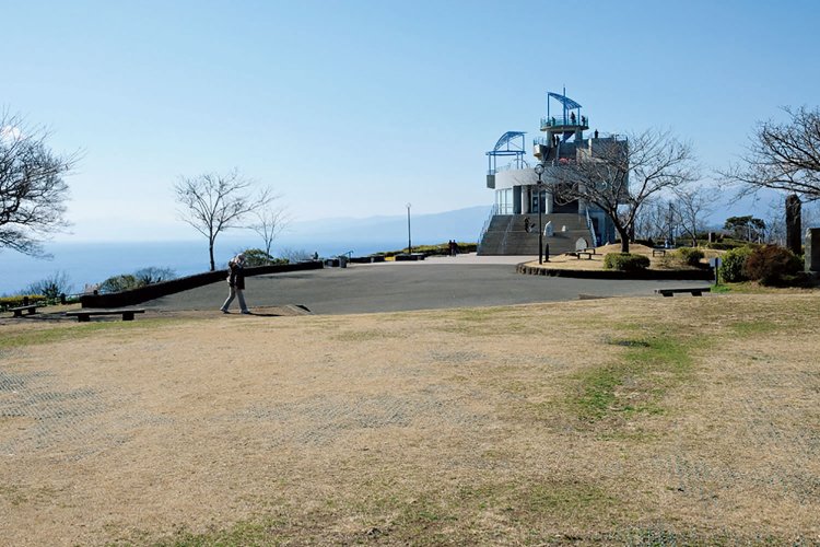 湘南平の広場に立つ湘南平新展望台。もうひとつテレビ塔にも展望台がある。展望は360℃の絶景。