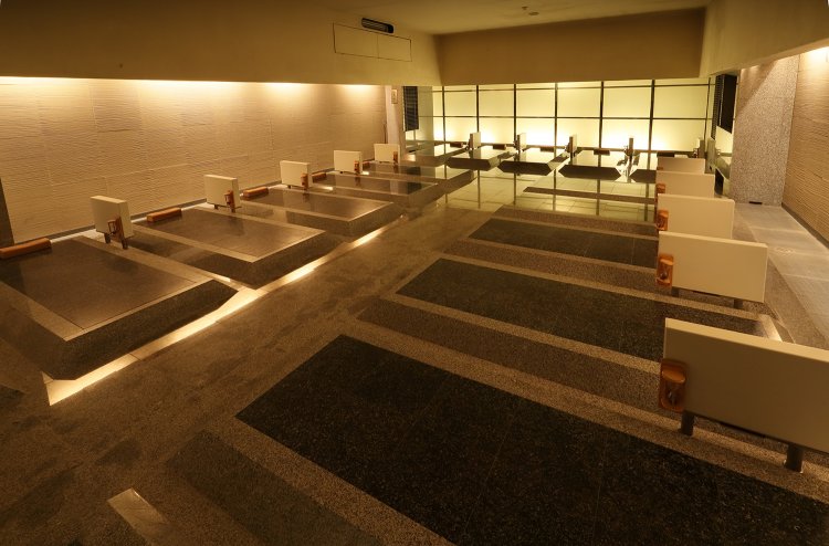 岩盤浴も豊富で広々。