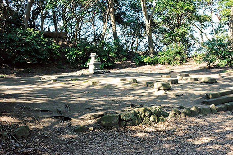 高麗寺があったという高麗山山頂。寺の礎石が残っている。