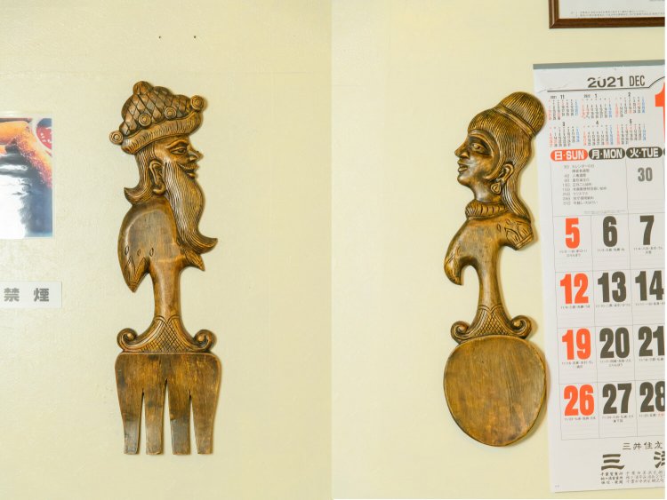 ナゾのインテリアが店内を見守る。