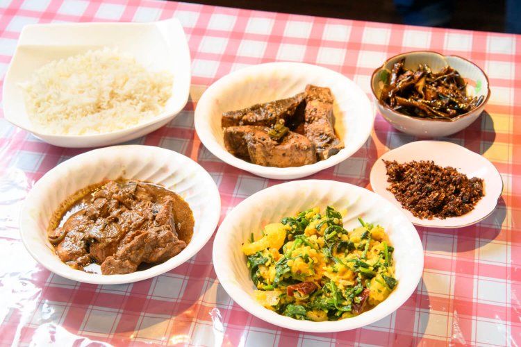 左上から縦に、バスマティライス、チキンカレー、フィッシュカレー、ダルとほうれん草の煮込み、なすのピクルス、チリペースト。