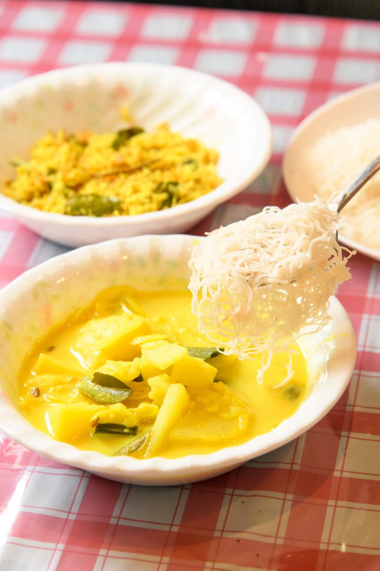 米粉からつくったストリング・ホッパーにはポテトカレーがよく合う。