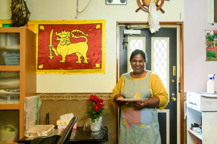 手間隙かけたおふくろの味を食べさせてくれるジャーナキ・サジワニさん。