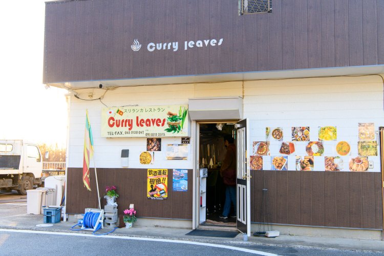 『カレーリーブス』　日替わりメニュー（カレー3種、サラダとライス） 1300円、ナスのピクルス 500円、ストリング・ホッパ ーのセット 1800円。日本語メニューあり。