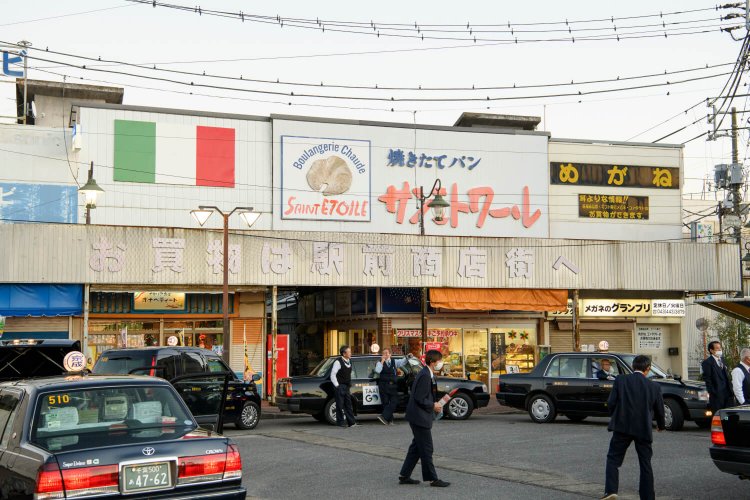 八街駅のレトロ商店街では、サジさんも出店する地域のイベントが毎月末開催。
