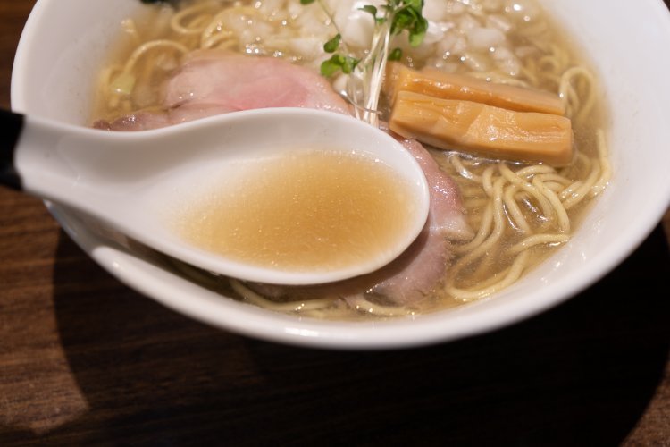 第一印象は煮干しの香り。一度の仕込みに煮干し6キロほど、さらに椎茸と昆布と入れている。