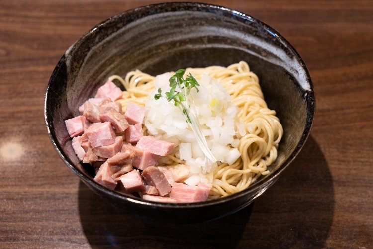 和え麺は250円。写真は1玉分。半玉でも同価格。