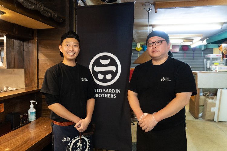 左が店長の若井豪さん。