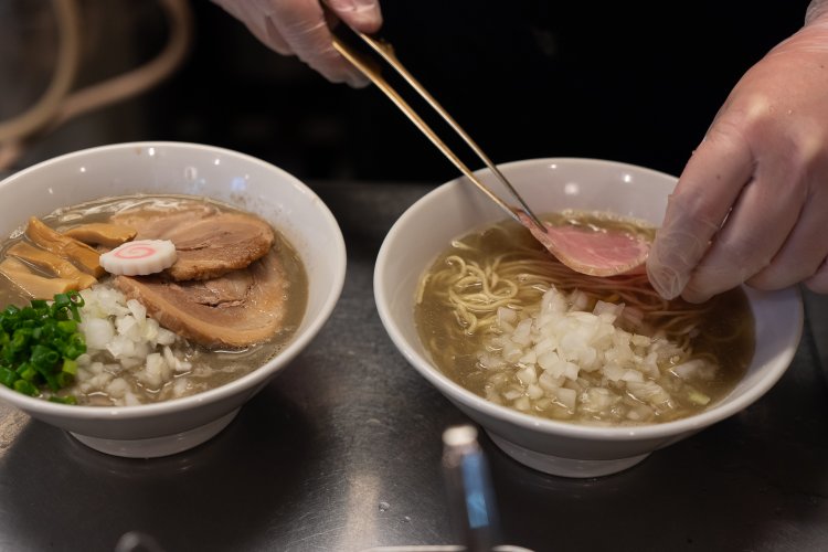 左は濃厚煮干ソバ800円。チャーシューはボリュームのあるバラ肉。