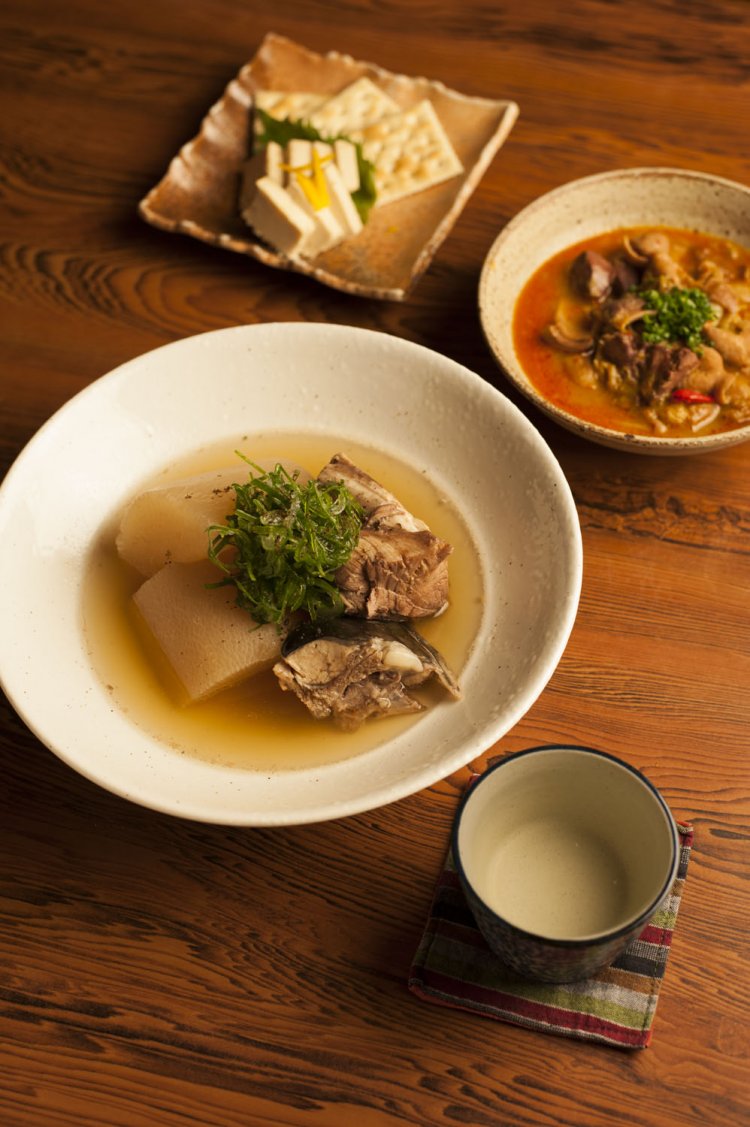 しみじみおいしい鰤大根800円～、季節によって味つけや素材が変わる日高GPのもつ煮700円、豆腐味噌漬500円。