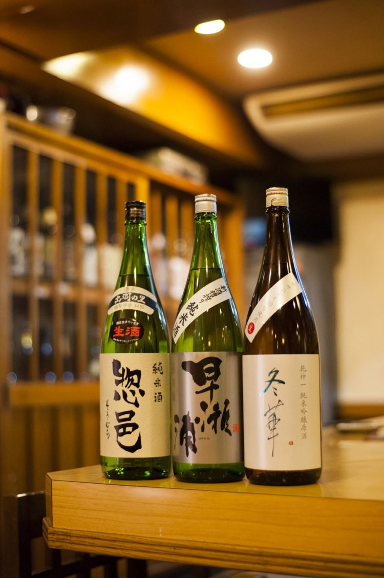 日本酒は常時23種ほど。左から「惣邑」純米酒半合430円、「早瀬浦」純米酒半合430円、「冬華」純米吟醸原酒500円。