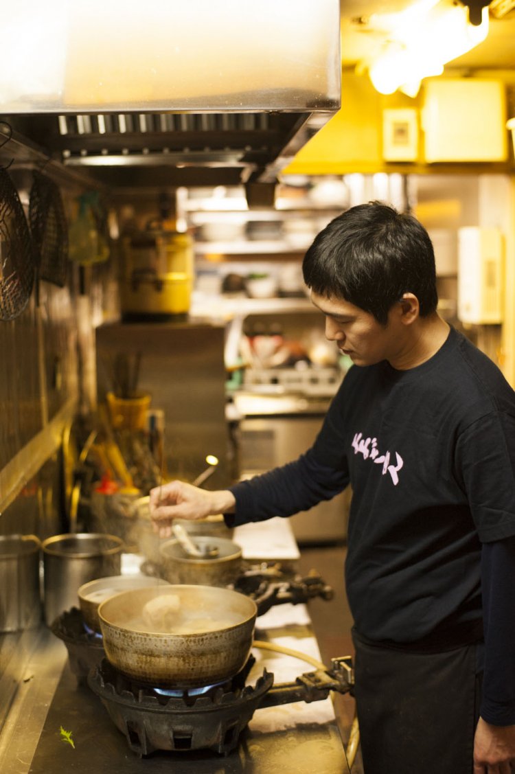 調理担当でもある店主の関将伸さん。「汁物を肴に温まって〜」。