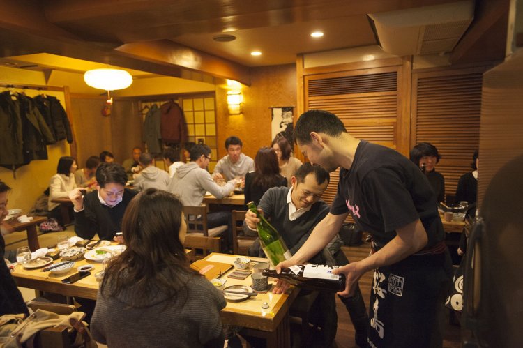 昭和の雰囲気が漂う店内。座るだけでホッとする。「いいお酒ありますよ」。