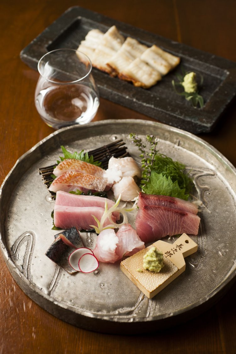 青鯛（アオダイ）、鰊（ニシン）、鰤（ブリ）、メジマグロ、穴子などのお造り全盛り1人前2600円（2人前～、内容は日によって異なります）。